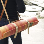 Porte-tapis INDIA en cuir de vachette naturel coté boucles
