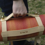 Porte-tapis INDIA en cuir de vachette porté main