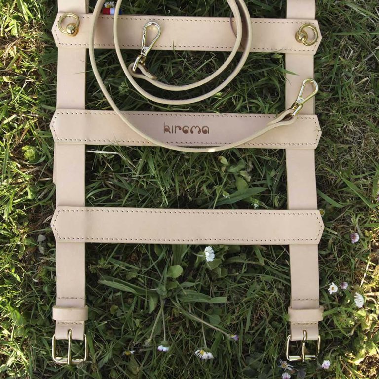 Porte-tapis INDIA en cuir de vachette naturel déplié