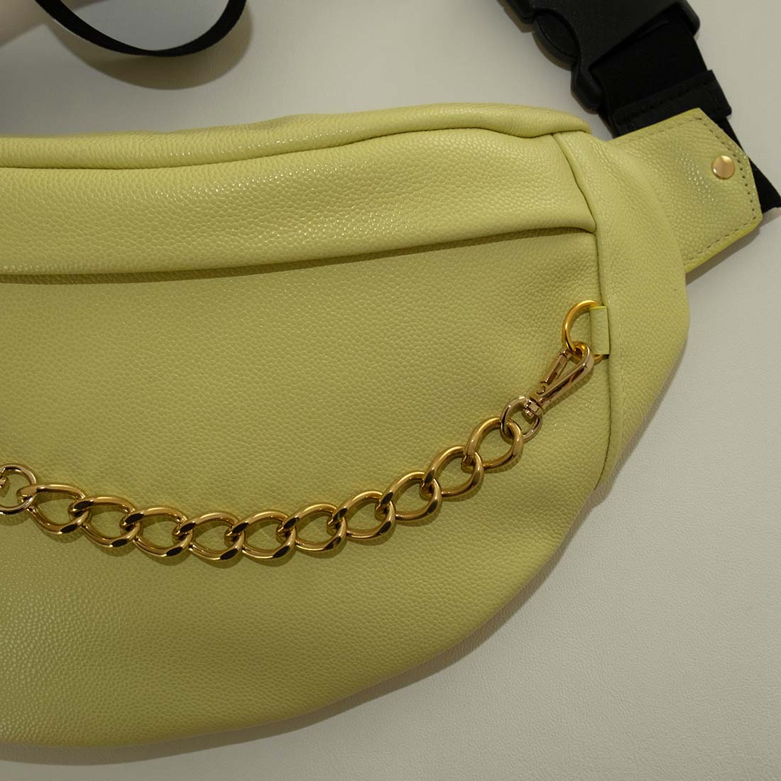 sac-banane-cuir-concombre-avec-chaine Sac banane en cuir coloris concombre