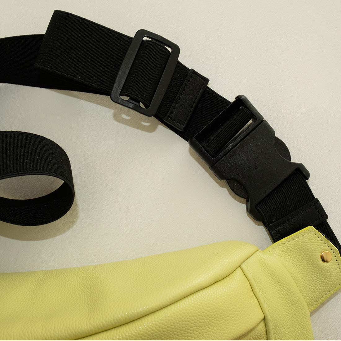 sac-Sac banane en cuir coloris concombrebanane-cuir-concombre-boucle-fermeture