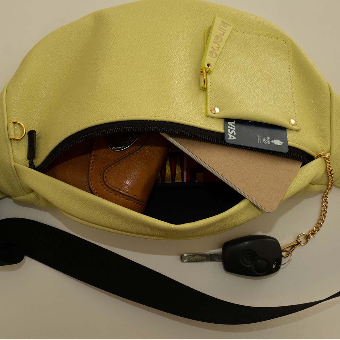 sac-banane-cuir-concombre-interieur Sac banane en cuir coloris concombre