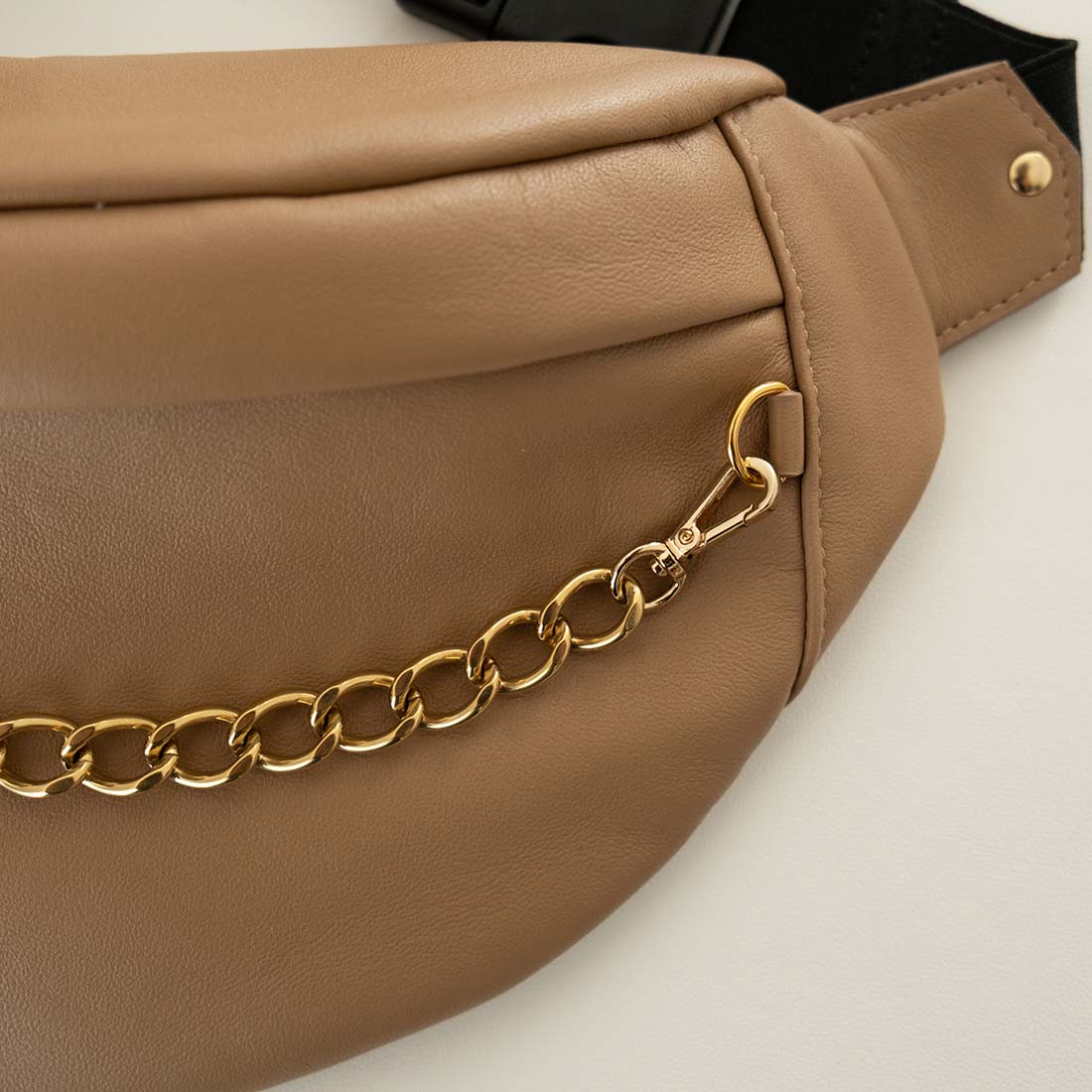 sac-banane-cuir-caramel-avec-chaine