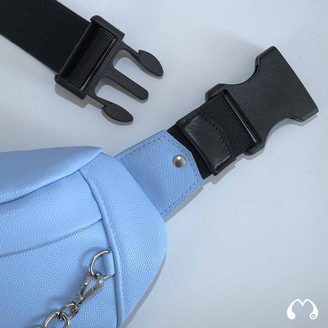 Sac banane en cuir coloris dragée bleue