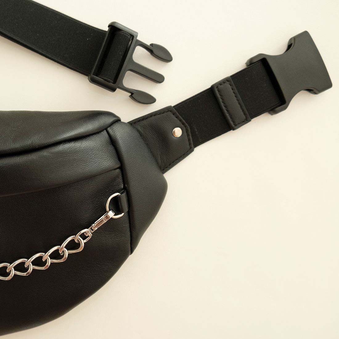 Sac banane en cuir coloris réglisse