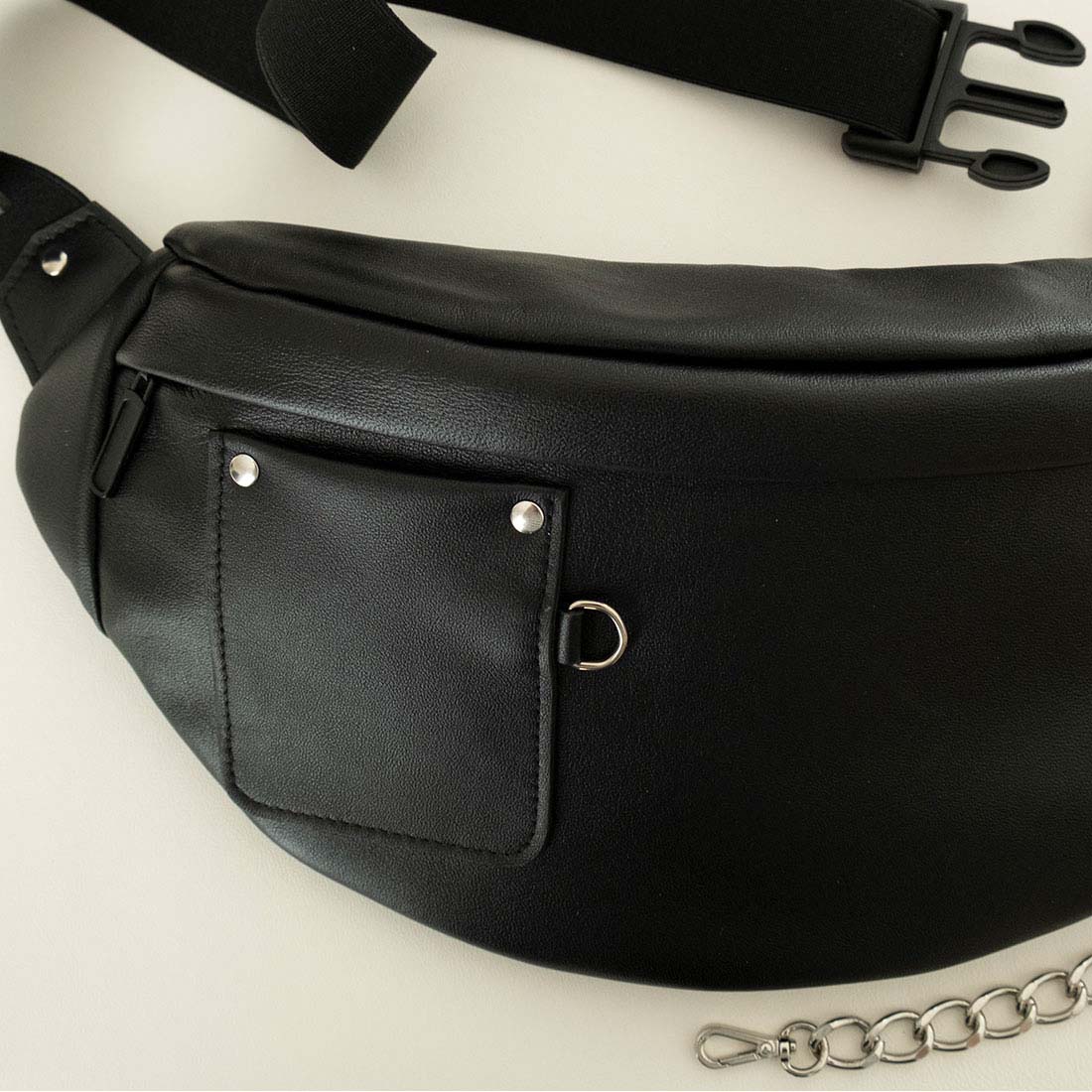 Sac banane en cuir coloris réglisse