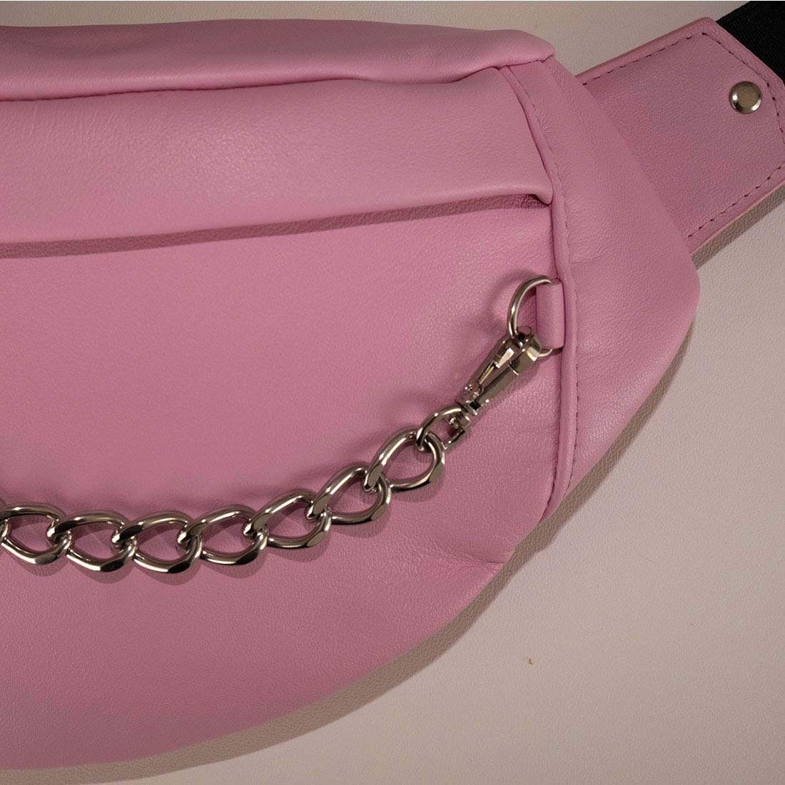 Sac banane en cuir coloris dragée rose