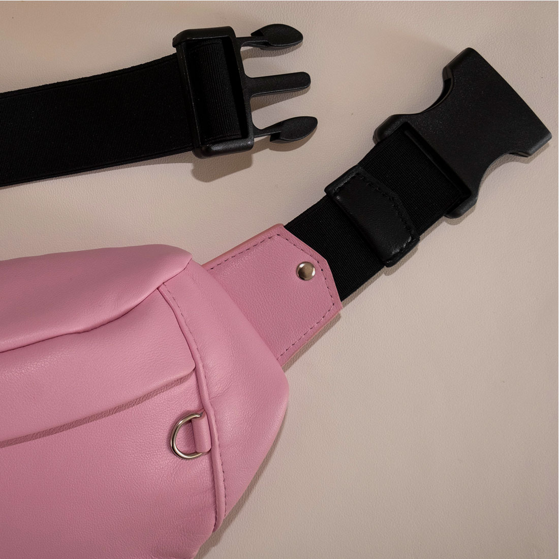 Sac banane en cuir coloris dragée rose