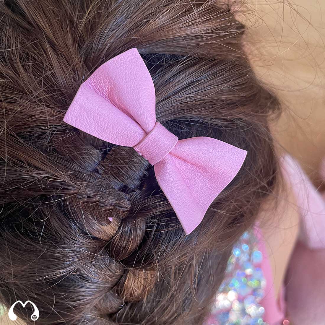 Barrette papillon en cuir d'agneau coloris rose dragée