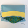 Pochette zippée rectangulaire en cuir d'agneau format midi coloris bleu canard jaune citron
