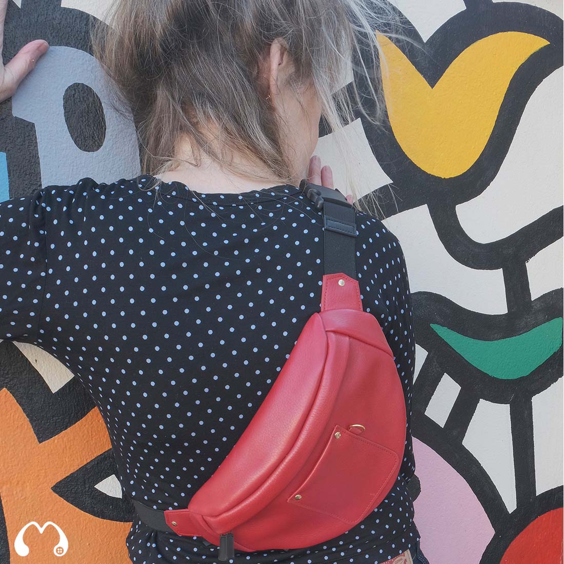 Sac banane mini format en cuir de veau coloris cerise