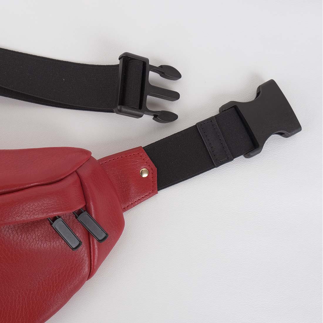 Sac banane mini format en cuir de veau coloris cerise