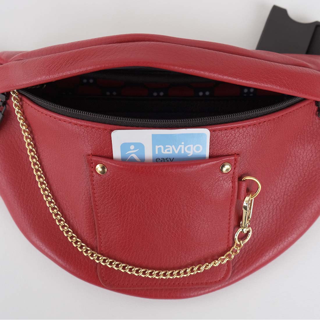 Sac banane mini format en cuir de veau coloris cerise.