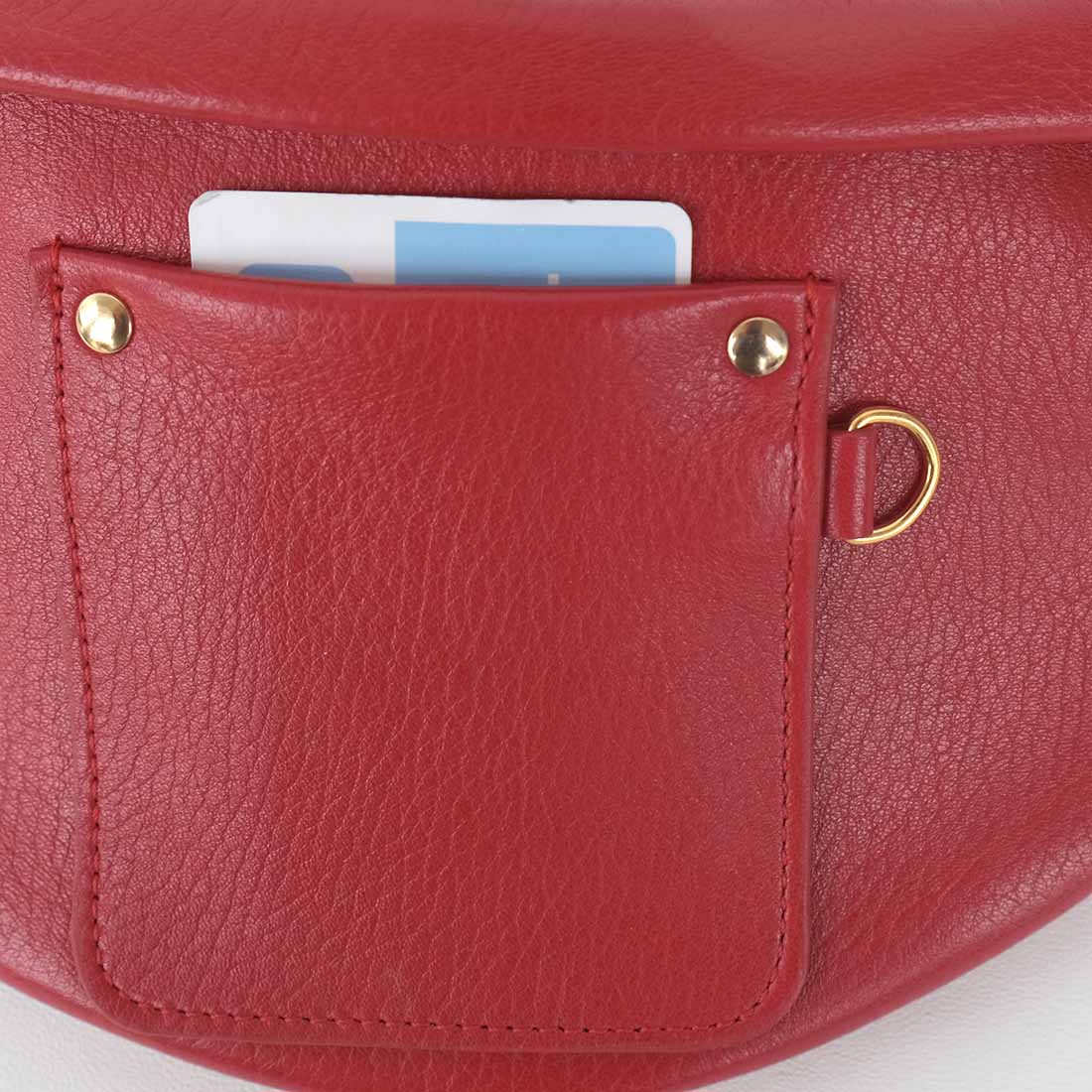 Sac banane mini format en cuir de veau coloris cerise.