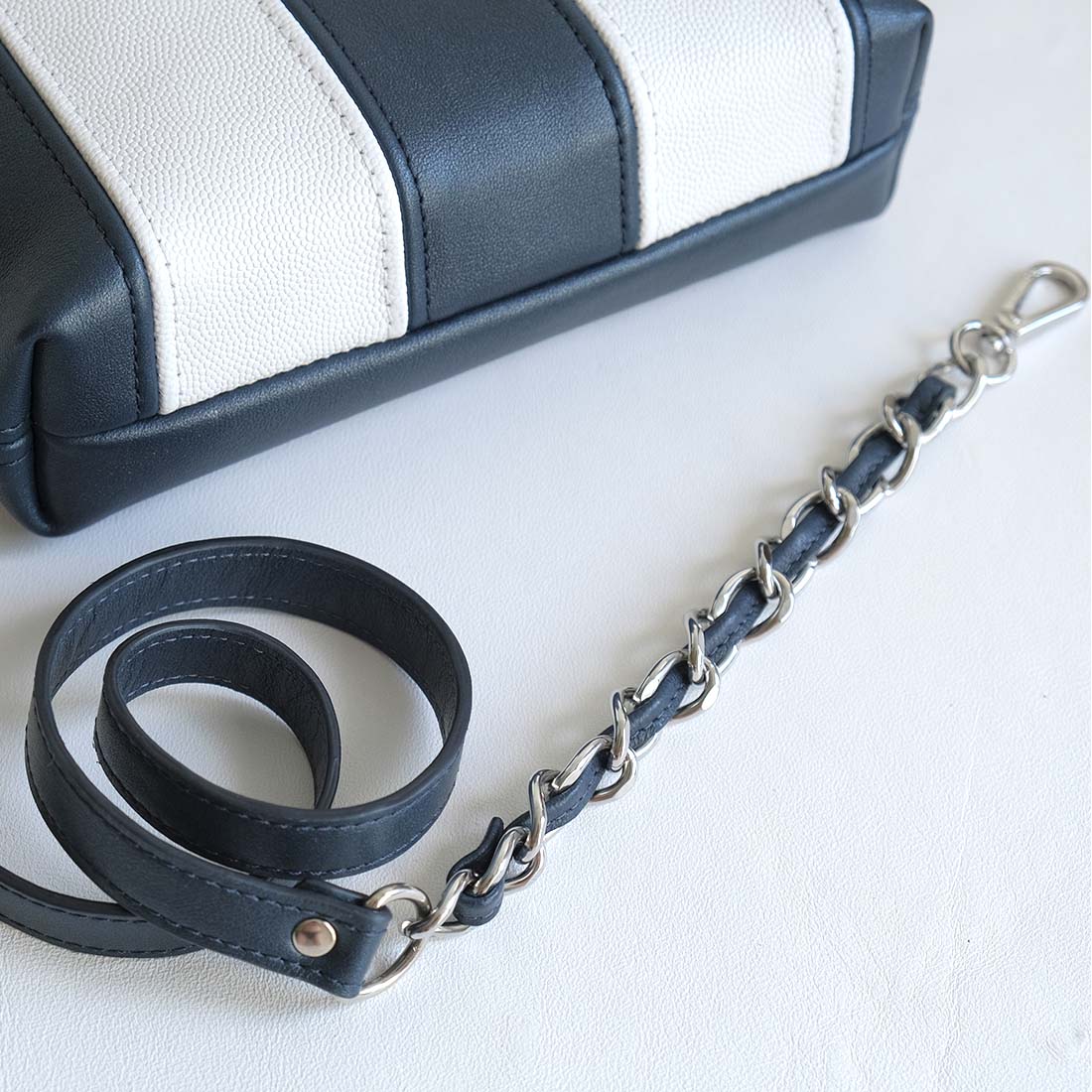 Tote bag cuir mini coloris myrtille fond du sac