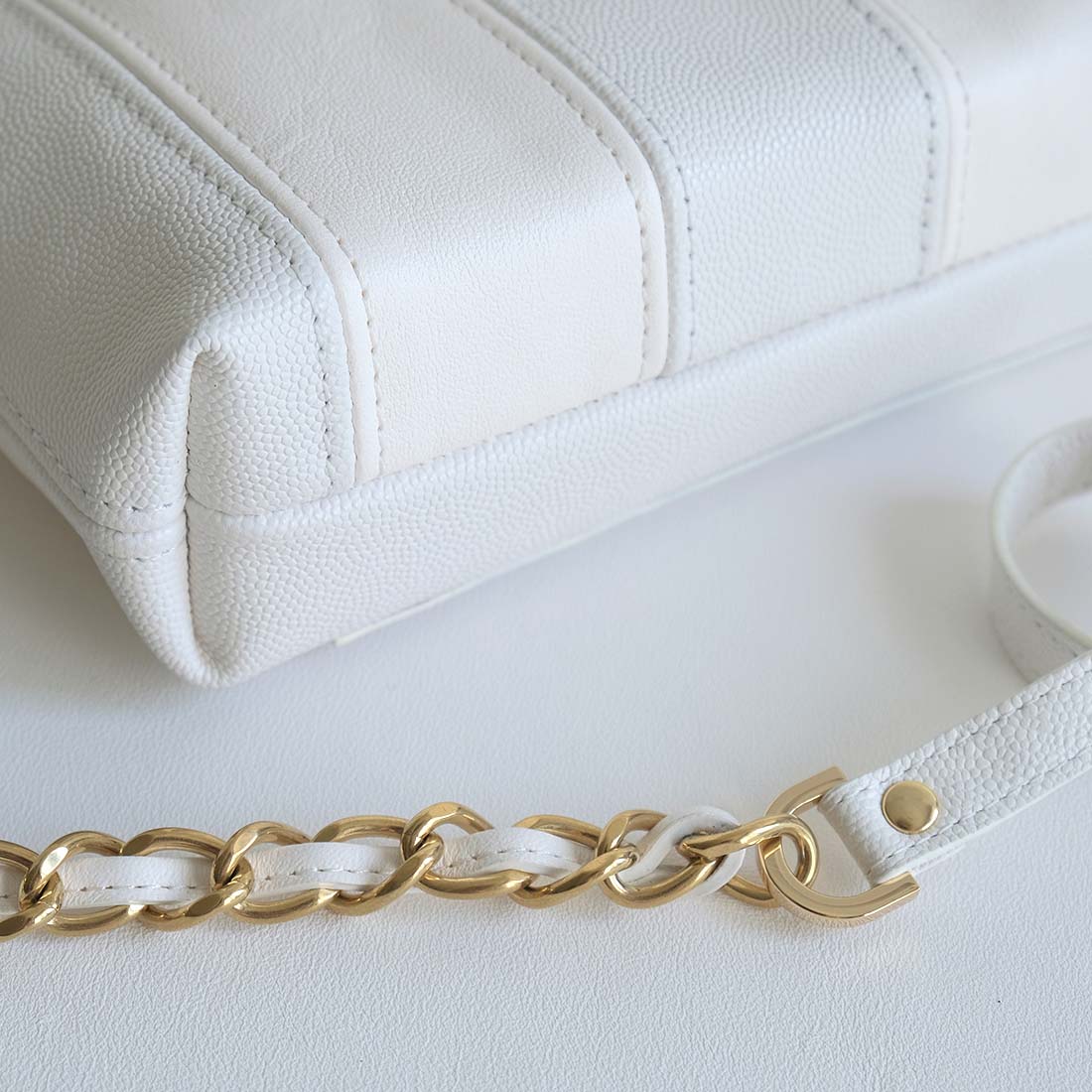 Mini tote bag en cuir de veau grainé coloris blanc meringue