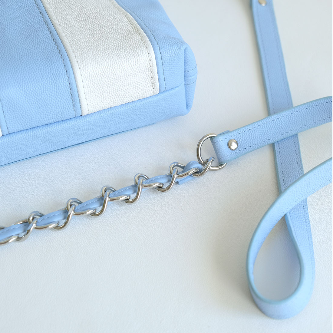 Mini tote bag en cuir d'agneau bicolore bleu ciel blanc