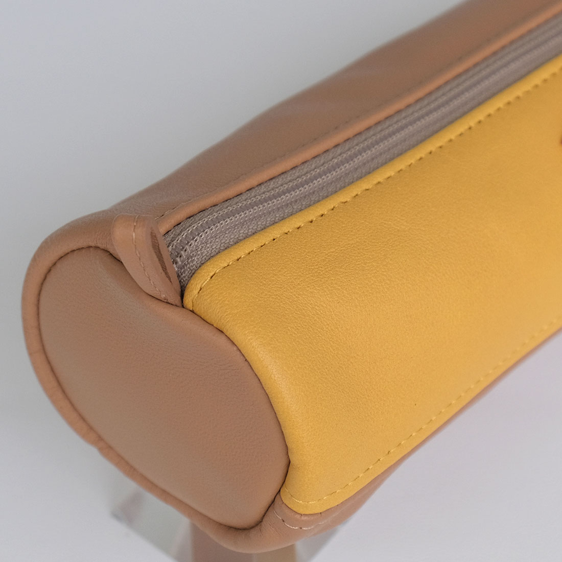 Trousse ronde en cuir marron jaune orange