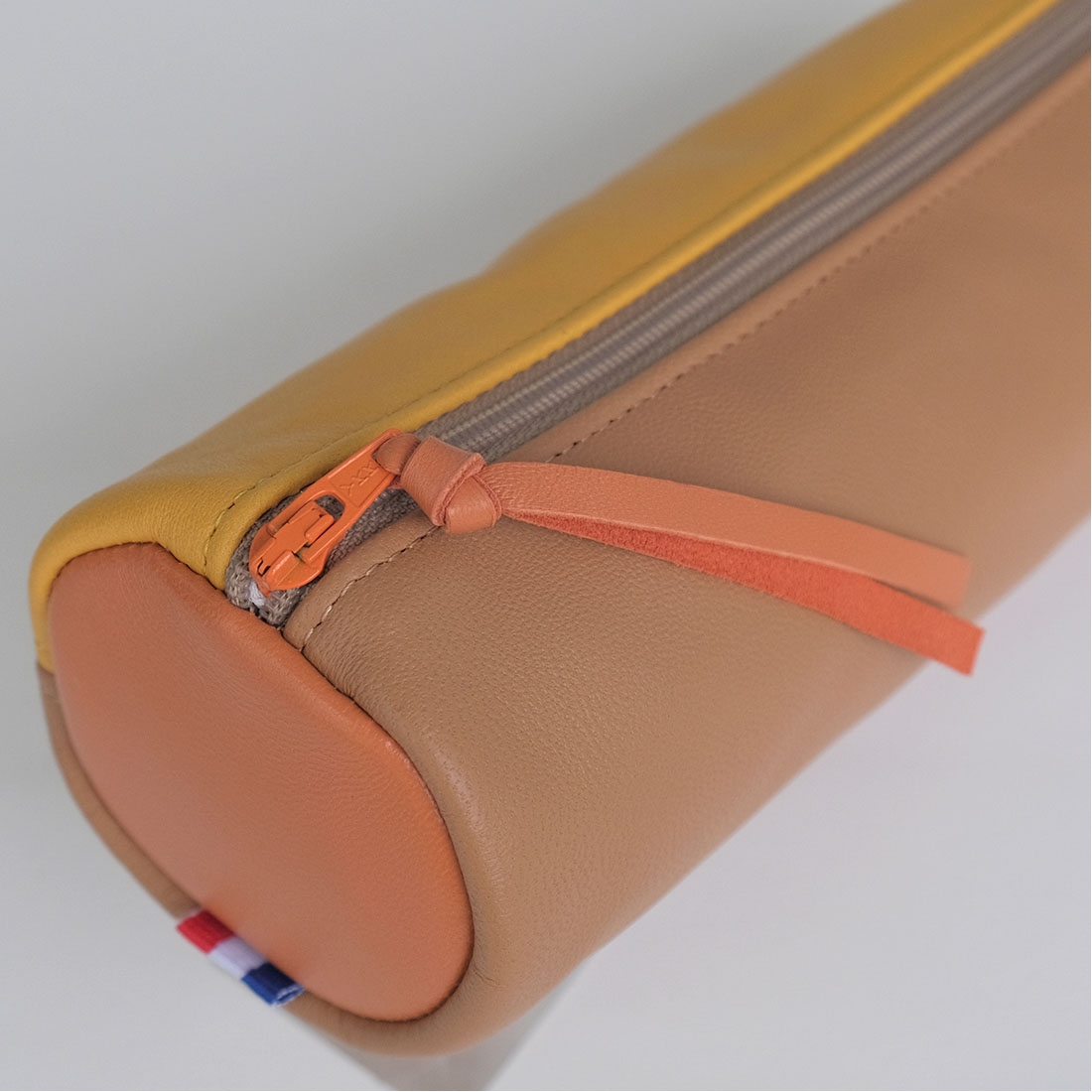 Trousse ronde en cuir marron jaune orange