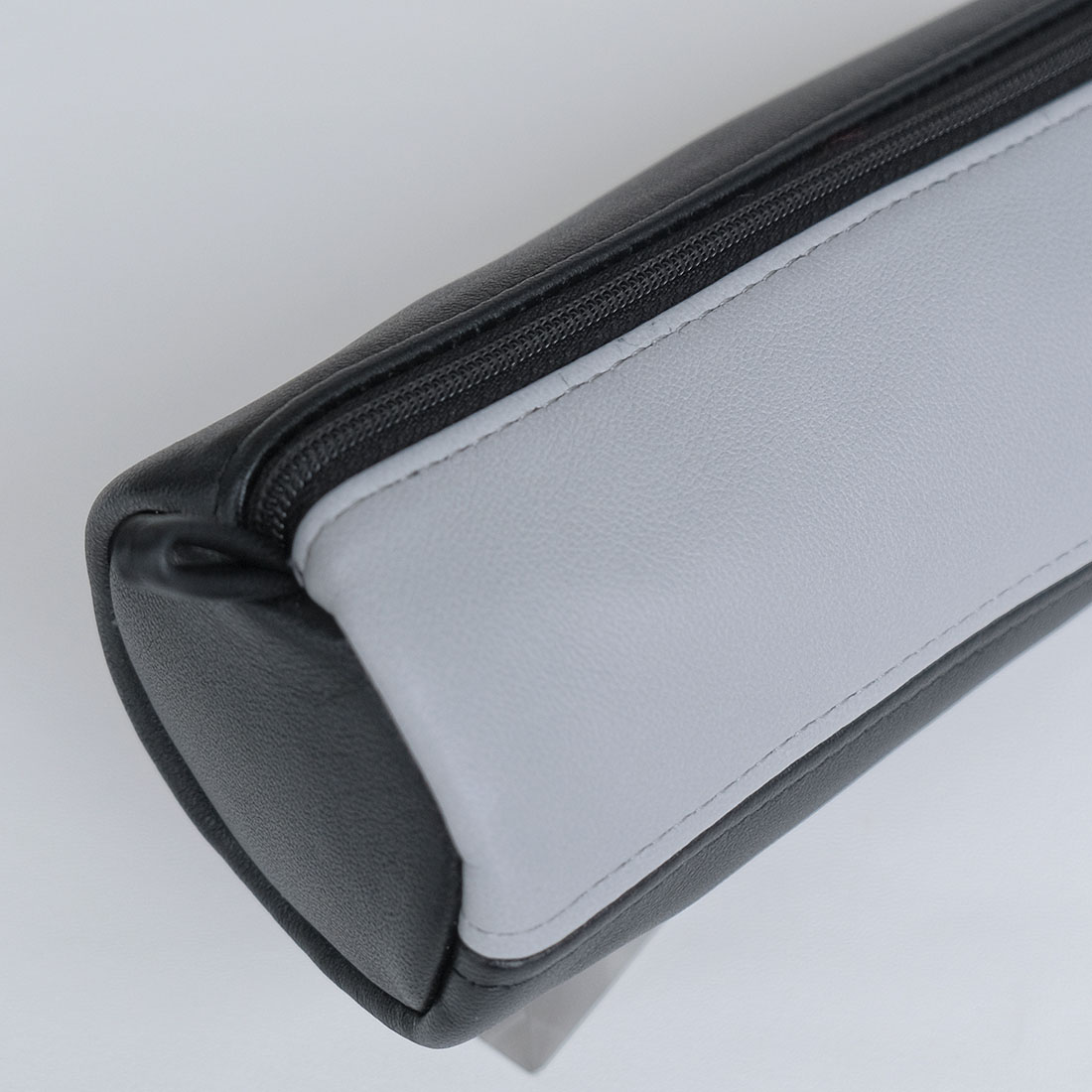 Trousse ronde en cuir noir, gris et bleu