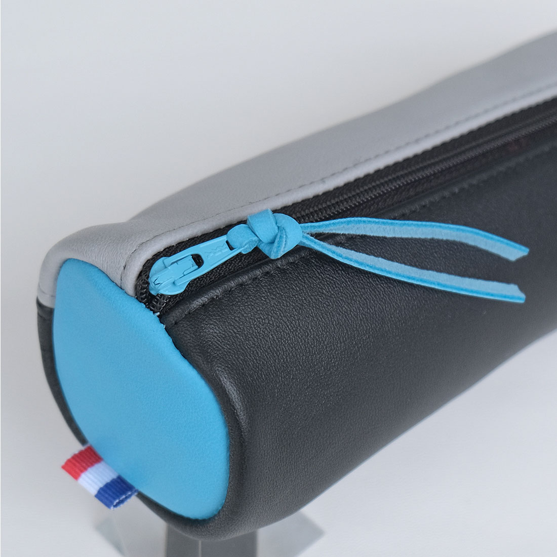 Trousse ronde en cuir noir, gris et bleu