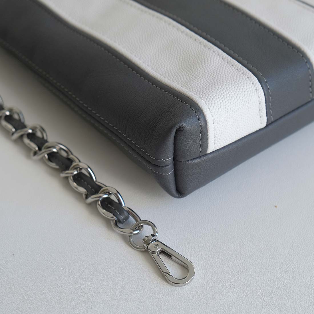 Micro tote bag en cuir double face coloris gris lentille et blanc meringue