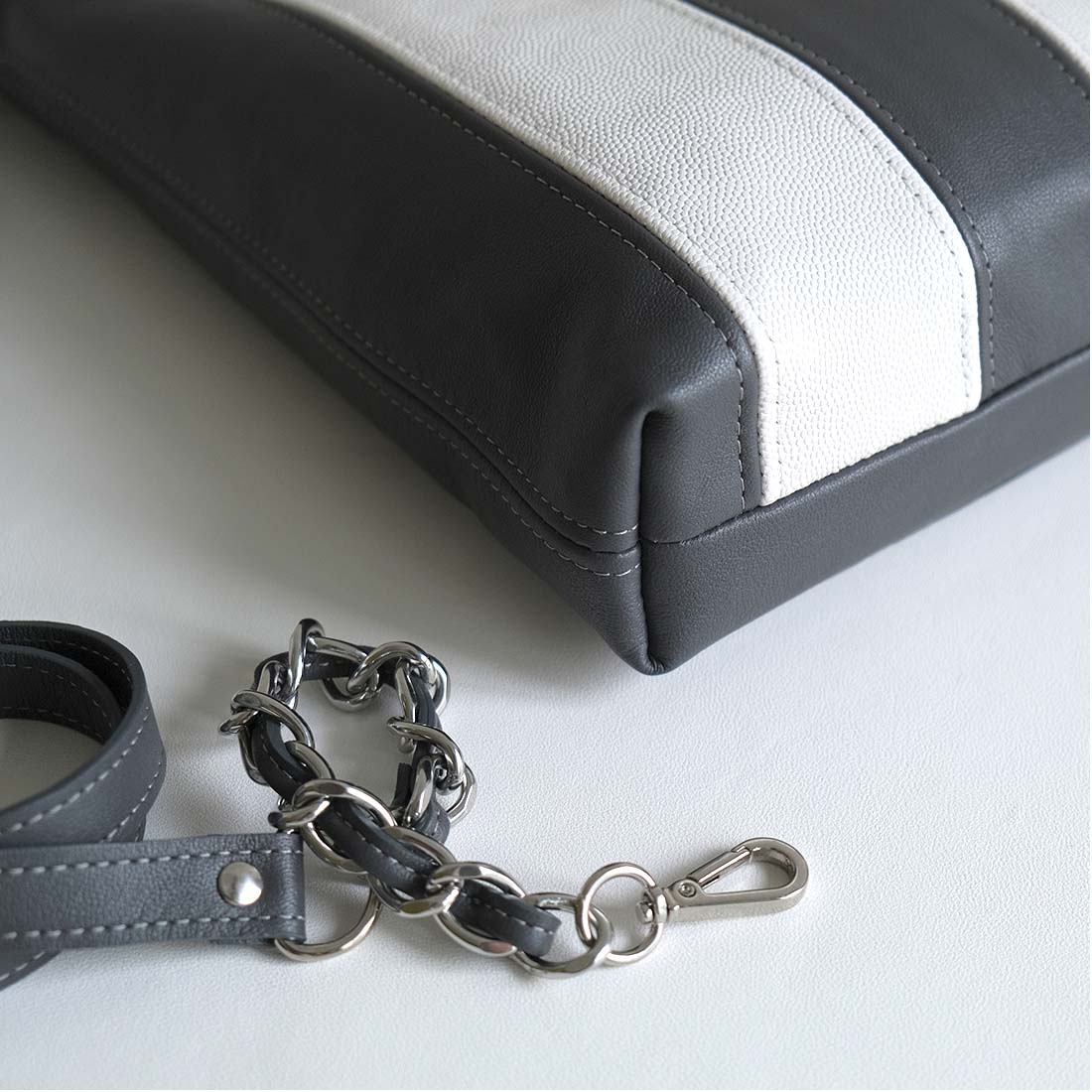 Mini tote bag en cuir double face coloris gris lentille et blanc meringue