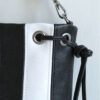 Micro tote bag en cuir bicolore noir blanc Micro tote bag en cuir d'agneau bicolore noir blanc