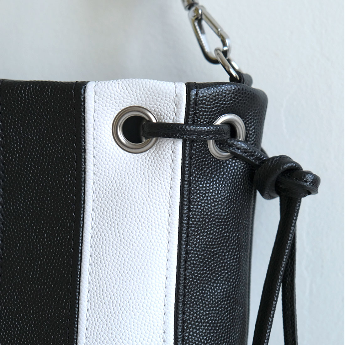 Micro tote bag en cuir bicolore noir blanc Micro tote bag en cuir d'agneau bicolore noir blanc