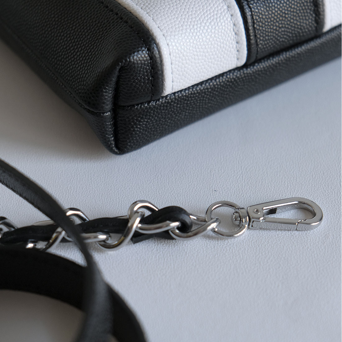 Micro tote bag en cuir bicolore noir blanc Micro tote bag en cuir d'agneau bicolore noir blanc