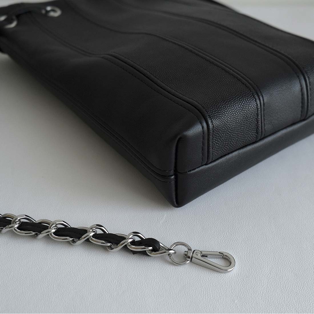 Mini tote bag cuir veau/agneau coloris noir réglisse.