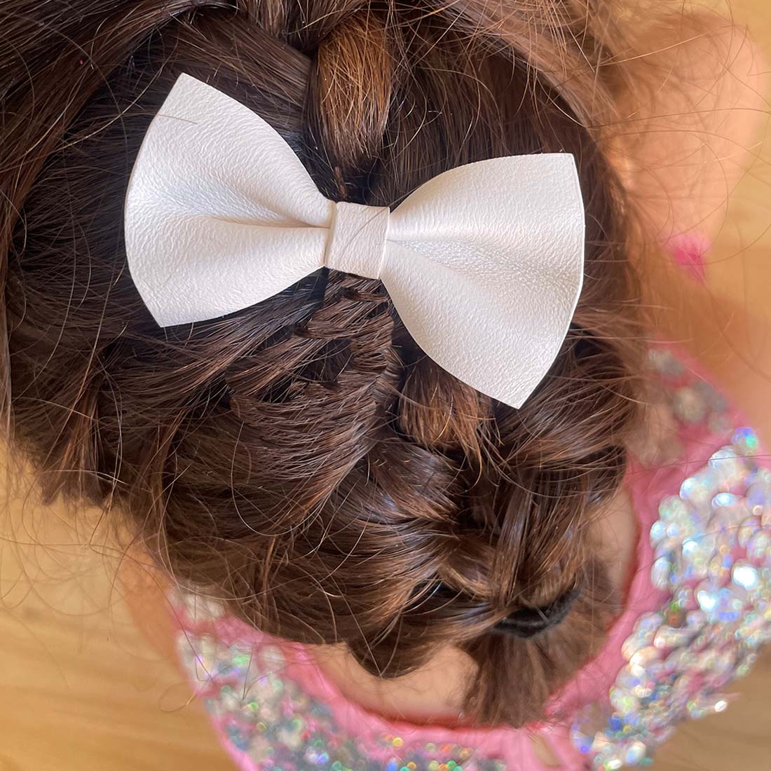 Barrette en cuir nœud papillon coloris blanc