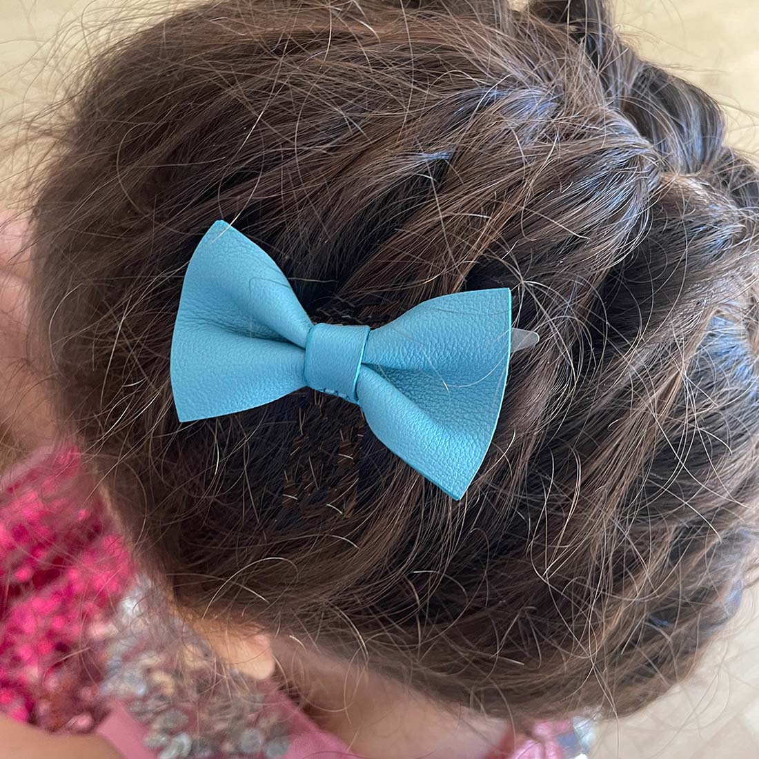 Barrette en cuir nœud papillon coloris bleu canard