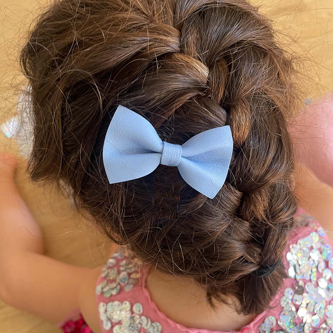 Barrette en cuir nœud papillon coloris bleu ciel