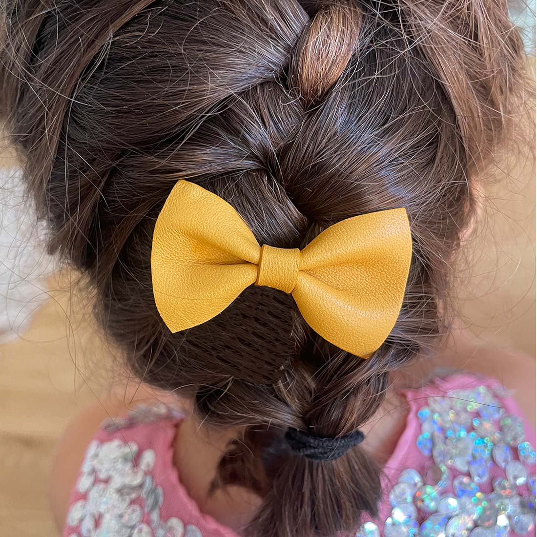 Barrette en cuir nœud papillon coloris jaune curcuma
