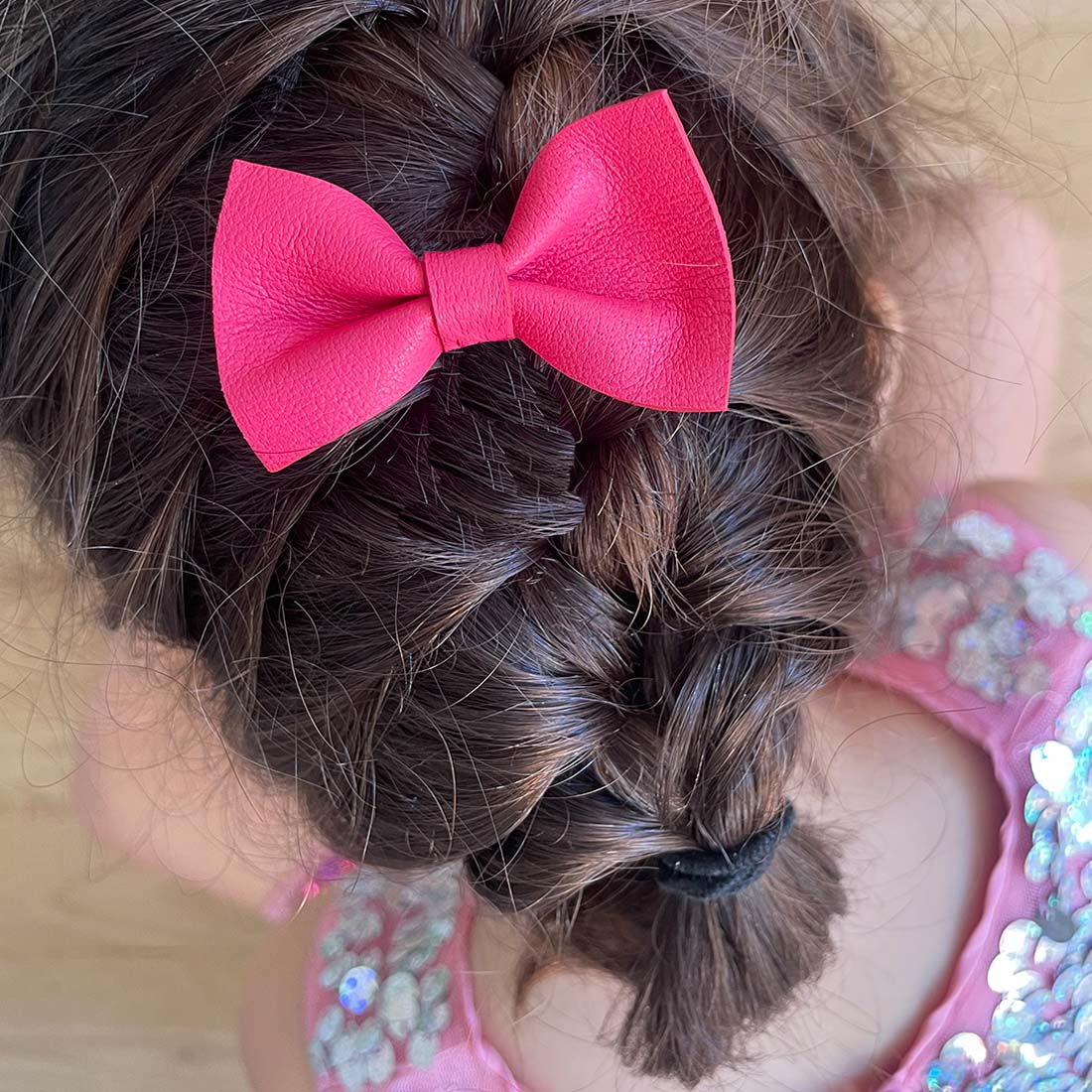 Barrette en cuir nœud papillon coloris rose fuchsia