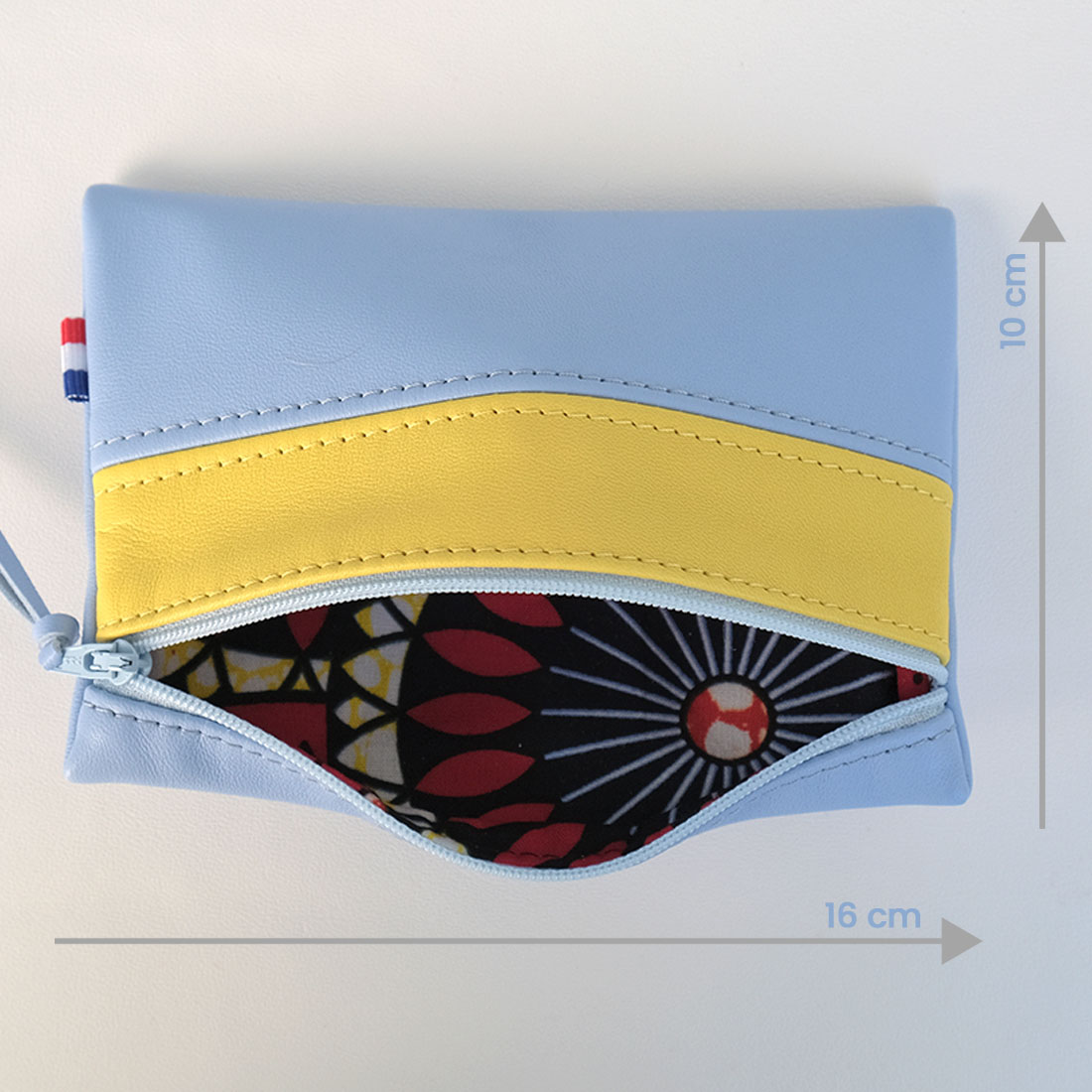 Pochette zippée rectangulaire en cuir d'agneau format midi coloris bleu ciel jaune citron