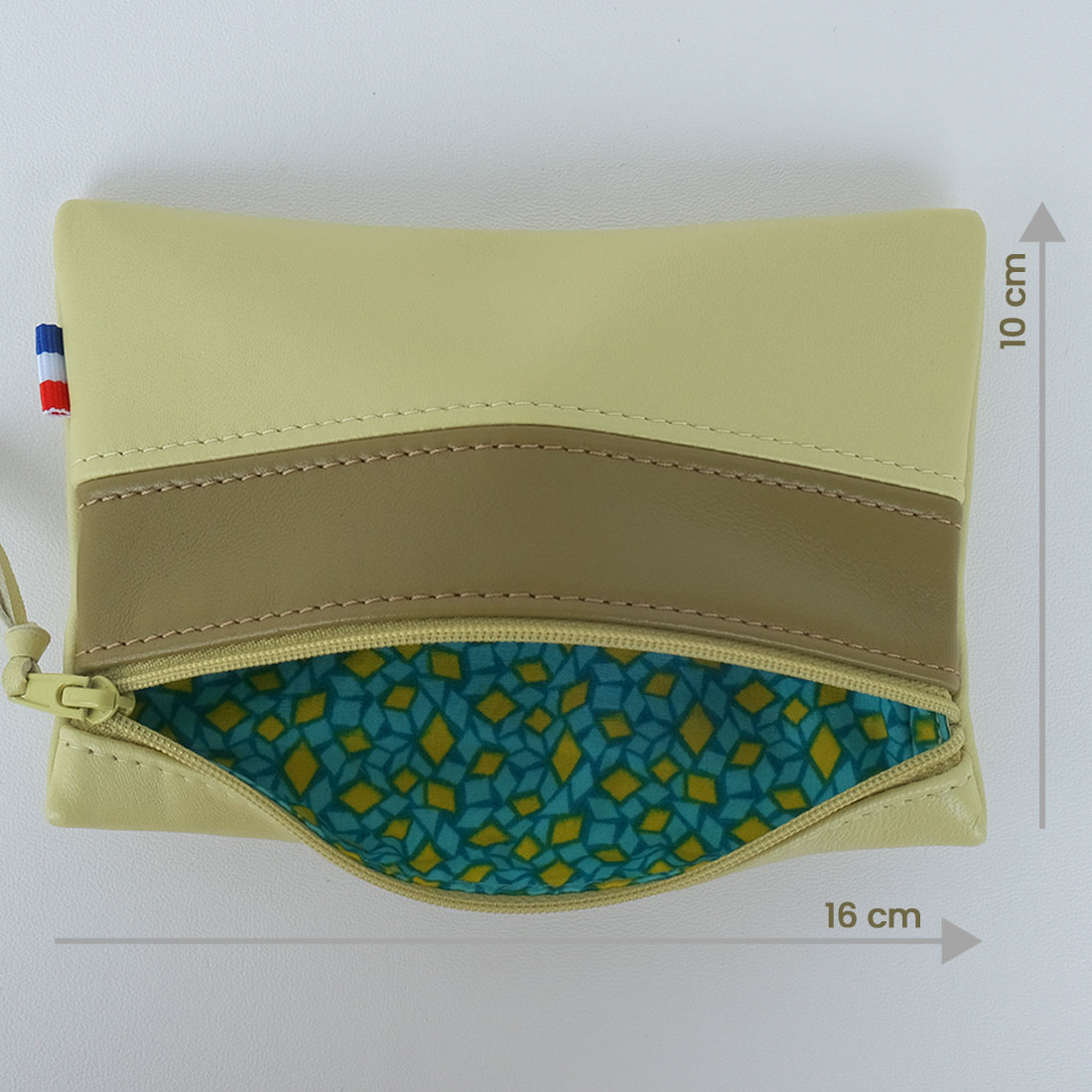 Pochette zippée rectangulaire en cuir d'agneau format midi coloris vert anis vert olive