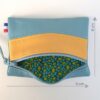Pochette zippée rectangulaire en cuir d'agneau format midi bicolore bleu canard jaune curcuma