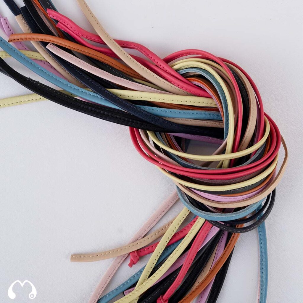 Chutes de cuir sublimées en cordons cousus