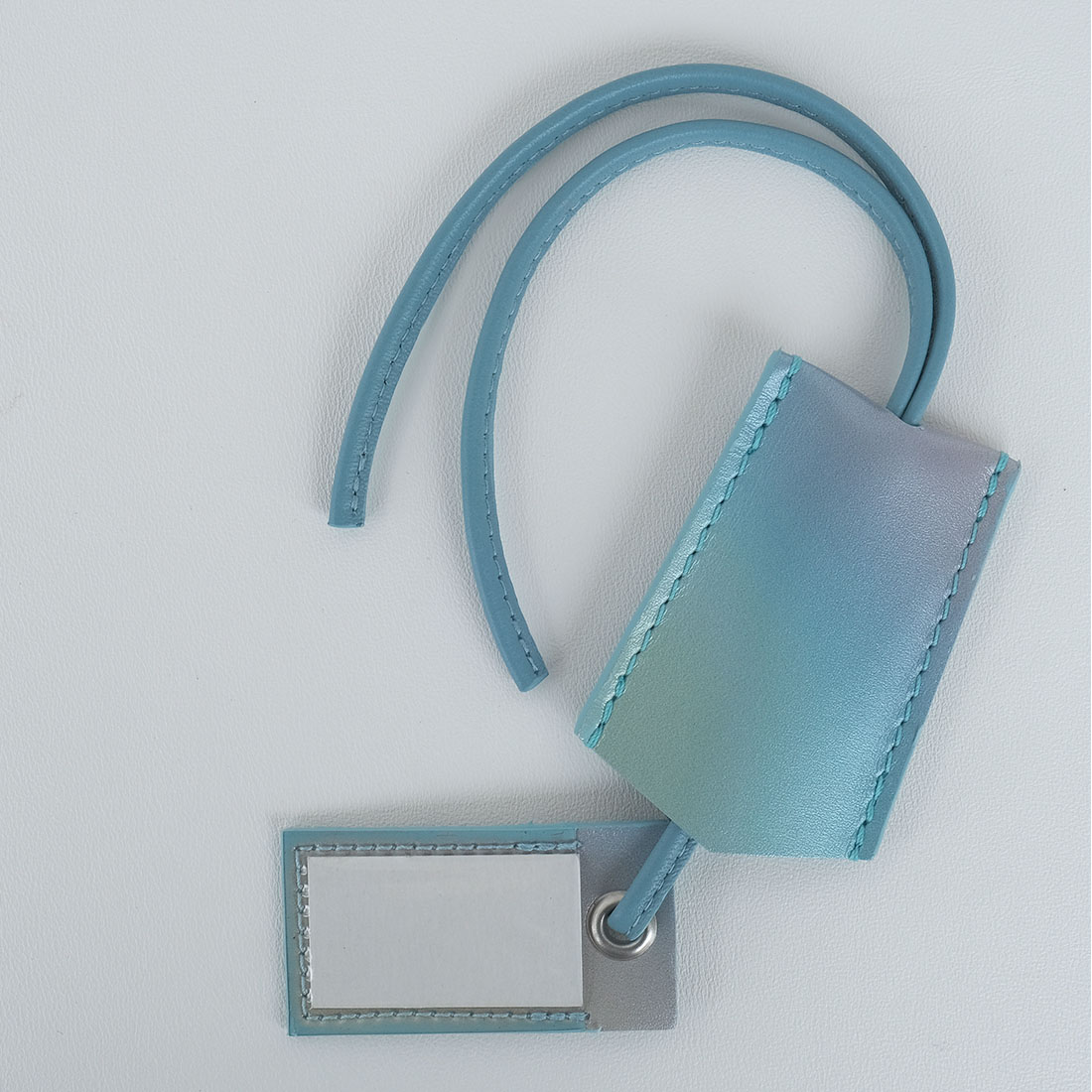 Porte-étiquette en cuir artisanal bleu canard